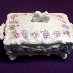Vintage  adalt dresser box